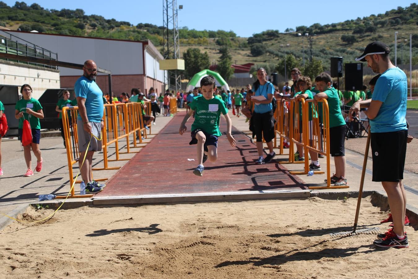La Ciudad Deportiva 'Manuel Calzado' ha acogido, esta mañana, la celebración de la IV Convivencia Deportiva de Primaria, organizada por el Centro de Profesores y Recursos de esta ciudad con el apoyo del Ayuntamiento de Jerez, la Junta de Extremadura, la Diputación de Badajoz y la Fundación 'Alfonso Gallardo'. Más de 750 escolares de 15 colegios han disfrutado de esta experiencia deportiva con pruebas de atletismo, lanzamiento de peso, salto de altura, salto de longitud y lanzamiento de jabalina.