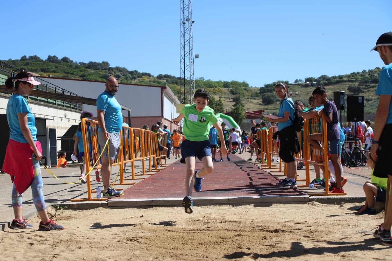 La Ciudad Deportiva 'Manuel Calzado' ha acogido, esta mañana, la celebración de la IV Convivencia Deportiva de Primaria, organizada por el Centro de Profesores y Recursos de esta ciudad con el apoyo del Ayuntamiento de Jerez, la Junta de Extremadura, la Diputación de Badajoz y la Fundación 'Alfonso Gallardo'. Más de 750 escolares de 15 colegios han disfrutado de esta experiencia deportiva con pruebas de atletismo, lanzamiento de peso, salto de altura, salto de longitud y lanzamiento de jabalina.
