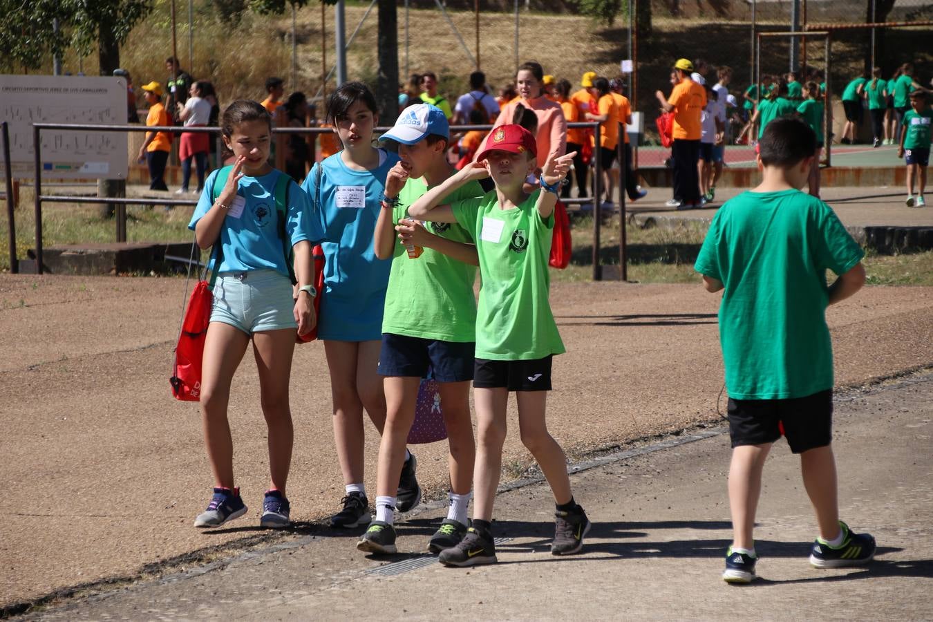 La Ciudad Deportiva 'Manuel Calzado' ha acogido, esta mañana, la celebración de la IV Convivencia Deportiva de Primaria, organizada por el Centro de Profesores y Recursos de esta ciudad con el apoyo del Ayuntamiento de Jerez, la Junta de Extremadura, la Diputación de Badajoz y la Fundación 'Alfonso Gallardo'. Más de 750 escolares de 15 colegios han disfrutado de esta experiencia deportiva con pruebas de atletismo, lanzamiento de peso, salto de altura, salto de longitud y lanzamiento de jabalina.
