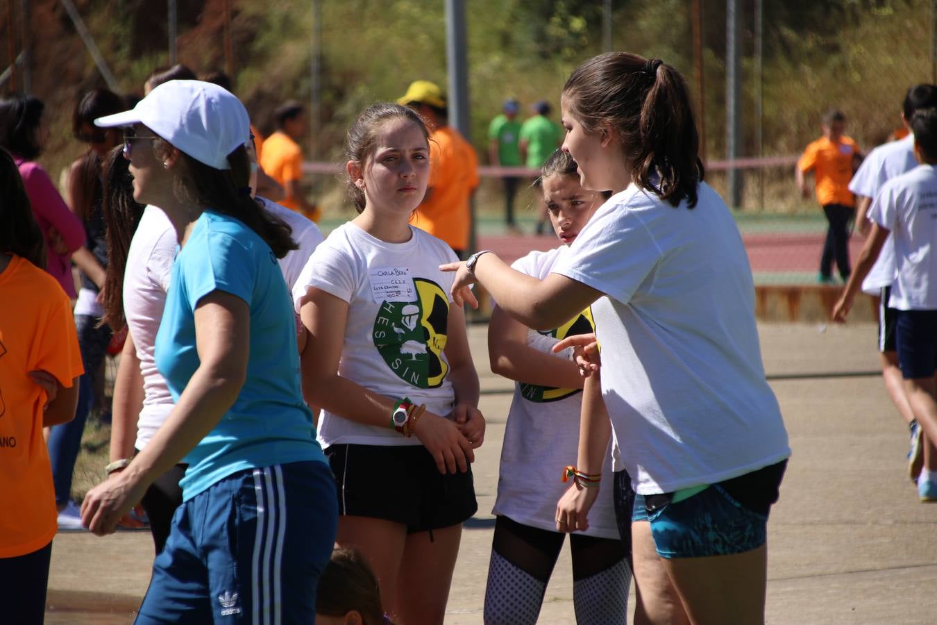 La Ciudad Deportiva 'Manuel Calzado' ha acogido, esta mañana, la celebración de la IV Convivencia Deportiva de Primaria, organizada por el Centro de Profesores y Recursos de esta ciudad con el apoyo del Ayuntamiento de Jerez, la Junta de Extremadura, la Diputación de Badajoz y la Fundación 'Alfonso Gallardo'. Más de 750 escolares de 15 colegios han disfrutado de esta experiencia deportiva con pruebas de atletismo, lanzamiento de peso, salto de altura, salto de longitud y lanzamiento de jabalina.