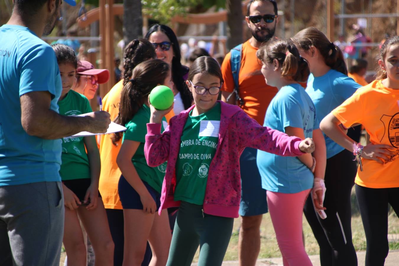 La Ciudad Deportiva 'Manuel Calzado' ha acogido, esta mañana, la celebración de la IV Convivencia Deportiva de Primaria, organizada por el Centro de Profesores y Recursos de esta ciudad con el apoyo del Ayuntamiento de Jerez, la Junta de Extremadura, la Diputación de Badajoz y la Fundación 'Alfonso Gallardo'. Más de 750 escolares de 15 colegios han disfrutado de esta experiencia deportiva con pruebas de atletismo, lanzamiento de peso, salto de altura, salto de longitud y lanzamiento de jabalina.