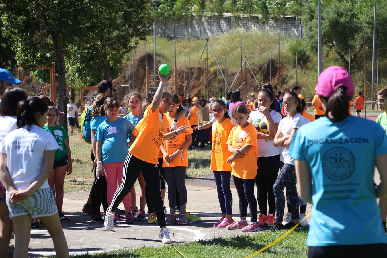 La Ciudad Deportiva 'Manuel Calzado' ha acogido, esta mañana, la celebración de la IV Convivencia Deportiva de Primaria, organizada por el Centro de Profesores y Recursos de esta ciudad con el apoyo del Ayuntamiento de Jerez, la Junta de Extremadura, la Diputación de Badajoz y la Fundación 'Alfonso Gallardo'. Más de 750 escolares de 15 colegios han disfrutado de esta experiencia deportiva con pruebas de atletismo, lanzamiento de peso, salto de altura, salto de longitud y lanzamiento de jabalina.