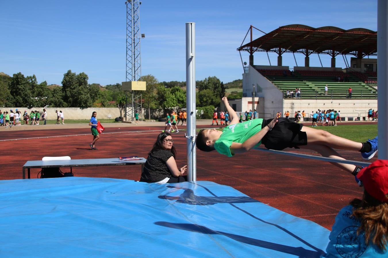 La Ciudad Deportiva 'Manuel Calzado' ha acogido, esta mañana, la celebración de la IV Convivencia Deportiva de Primaria, organizada por el Centro de Profesores y Recursos de esta ciudad con el apoyo del Ayuntamiento de Jerez, la Junta de Extremadura, la Diputación de Badajoz y la Fundación 'Alfonso Gallardo'. Más de 750 escolares de 15 colegios han disfrutado de esta experiencia deportiva con pruebas de atletismo, lanzamiento de peso, salto de altura, salto de longitud y lanzamiento de jabalina.