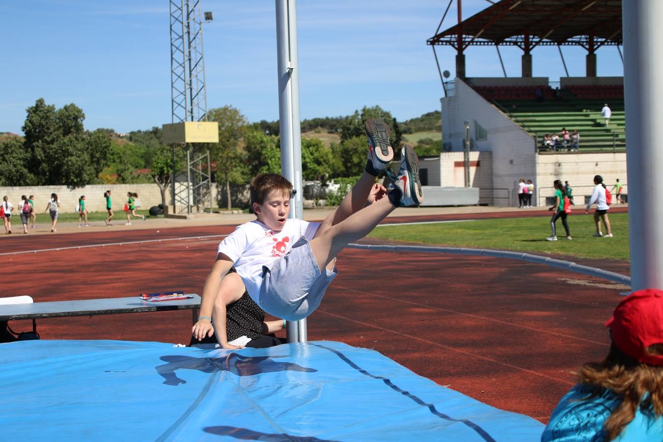 La Ciudad Deportiva 'Manuel Calzado' ha acogido, esta mañana, la celebración de la IV Convivencia Deportiva de Primaria, organizada por el Centro de Profesores y Recursos de esta ciudad con el apoyo del Ayuntamiento de Jerez, la Junta de Extremadura, la Diputación de Badajoz y la Fundación 'Alfonso Gallardo'. Más de 750 escolares de 15 colegios han disfrutado de esta experiencia deportiva con pruebas de atletismo, lanzamiento de peso, salto de altura, salto de longitud y lanzamiento de jabalina.