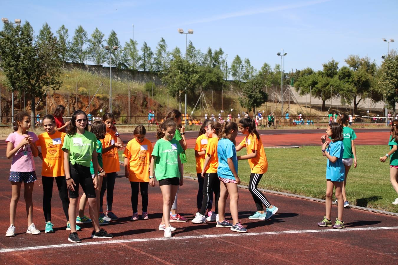 La Ciudad Deportiva 'Manuel Calzado' ha acogido, esta mañana, la celebración de la IV Convivencia Deportiva de Primaria, organizada por el Centro de Profesores y Recursos de esta ciudad con el apoyo del Ayuntamiento de Jerez, la Junta de Extremadura, la Diputación de Badajoz y la Fundación 'Alfonso Gallardo'. Más de 750 escolares de 15 colegios han disfrutado de esta experiencia deportiva con pruebas de atletismo, lanzamiento de peso, salto de altura, salto de longitud y lanzamiento de jabalina.