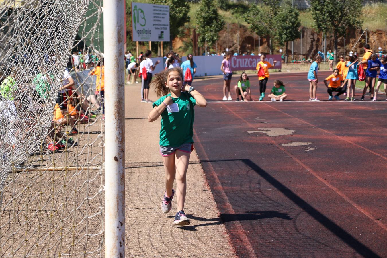 La Ciudad Deportiva 'Manuel Calzado' ha acogido, esta mañana, la celebración de la IV Convivencia Deportiva de Primaria, organizada por el Centro de Profesores y Recursos de esta ciudad con el apoyo del Ayuntamiento de Jerez, la Junta de Extremadura, la Diputación de Badajoz y la Fundación 'Alfonso Gallardo'. Más de 750 escolares de 15 colegios han disfrutado de esta experiencia deportiva con pruebas de atletismo, lanzamiento de peso, salto de altura, salto de longitud y lanzamiento de jabalina.