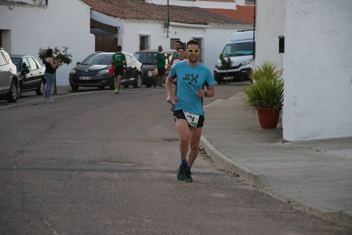 La Bazana acogió, ayer, la tercera edición de la carrera popular Juan José Galván Méndez 'Juanito'. Antonio Grillo Sánchez y María Dolores Pons Díaz fueron los vencedores de la prueba absoluta. La cita consiguió recaudar 405 euros que se destinarán, nuevamente, a la Asociación 'Todos contra la Histiocitosis'.