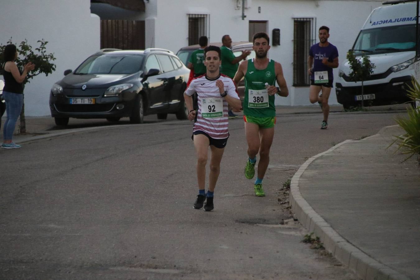 La Bazana acogió, ayer, la tercera edición de la carrera popular Juan José Galván Méndez 'Juanito'. Antonio Grillo Sánchez y María Dolores Pons Díaz fueron los vencedores de la prueba absoluta. La cita consiguió recaudar 405 euros que se destinarán, nuevamente, a la Asociación 'Todos contra la Histiocitosis'.