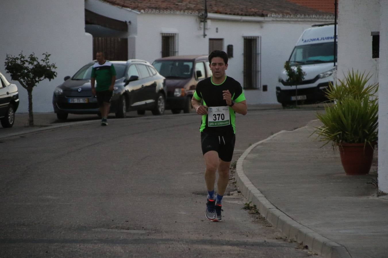 La Bazana acogió, ayer, la tercera edición de la carrera popular Juan José Galván Méndez 'Juanito'. Antonio Grillo Sánchez y María Dolores Pons Díaz fueron los vencedores de la prueba absoluta. La cita consiguió recaudar 405 euros que se destinarán, nuevamente, a la Asociación 'Todos contra la Histiocitosis'.