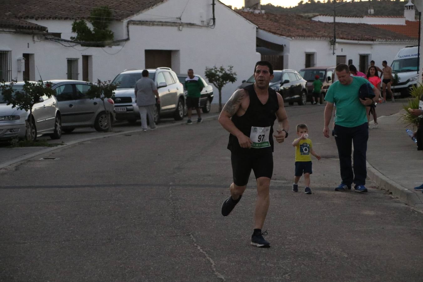 La Bazana acogió, ayer, la tercera edición de la carrera popular Juan José Galván Méndez 'Juanito'. Antonio Grillo Sánchez y María Dolores Pons Díaz fueron los vencedores de la prueba absoluta. La cita consiguió recaudar 405 euros que se destinarán, nuevamente, a la Asociación 'Todos contra la Histiocitosis'.