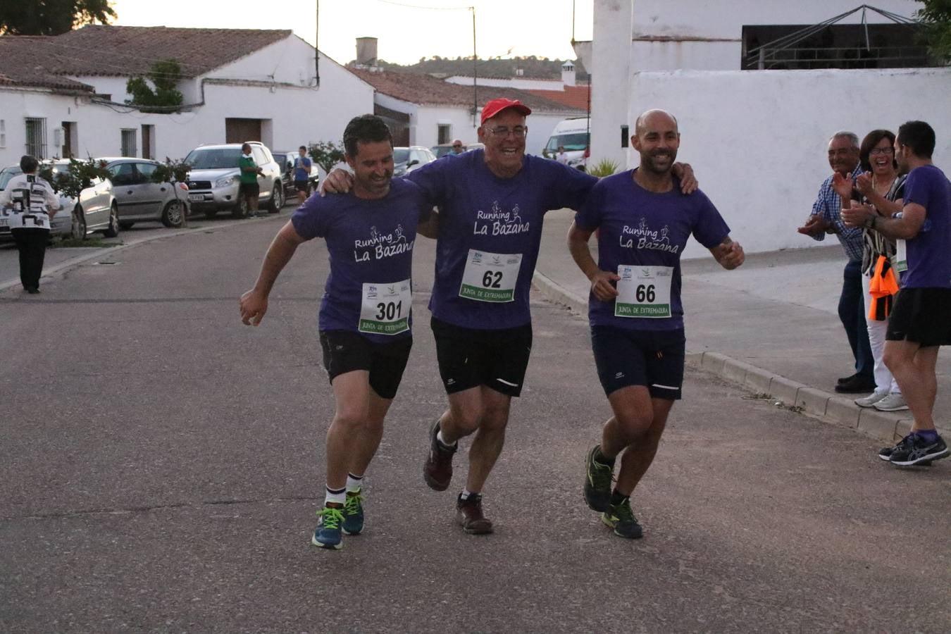 La Bazana acogió, ayer, la tercera edición de la carrera popular Juan José Galván Méndez 'Juanito'. Antonio Grillo Sánchez y María Dolores Pons Díaz fueron los vencedores de la prueba absoluta. La cita consiguió recaudar 405 euros que se destinarán, nuevamente, a la Asociación 'Todos contra la Histiocitosis'.
