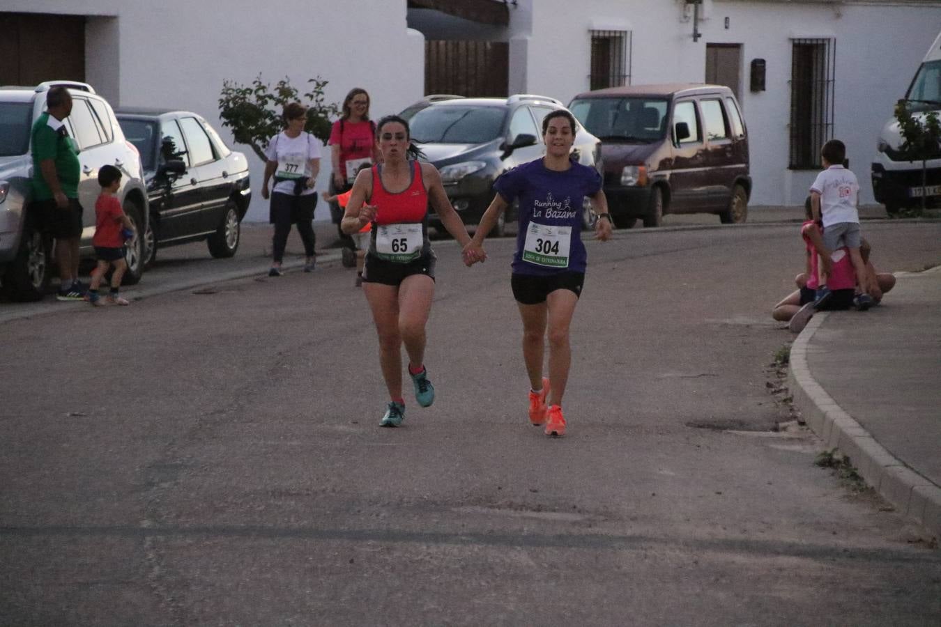 La Bazana acogió, ayer, la tercera edición de la carrera popular Juan José Galván Méndez 'Juanito'. Antonio Grillo Sánchez y María Dolores Pons Díaz fueron los vencedores de la prueba absoluta. La cita consiguió recaudar 405 euros que se destinarán, nuevamente, a la Asociación 'Todos contra la Histiocitosis'.