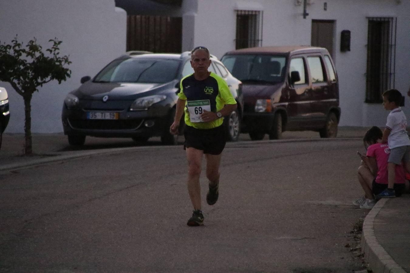 La Bazana acogió, ayer, la tercera edición de la carrera popular Juan José Galván Méndez 'Juanito'. Antonio Grillo Sánchez y María Dolores Pons Díaz fueron los vencedores de la prueba absoluta. La cita consiguió recaudar 405 euros que se destinarán, nuevamente, a la Asociación 'Todos contra la Histiocitosis'.