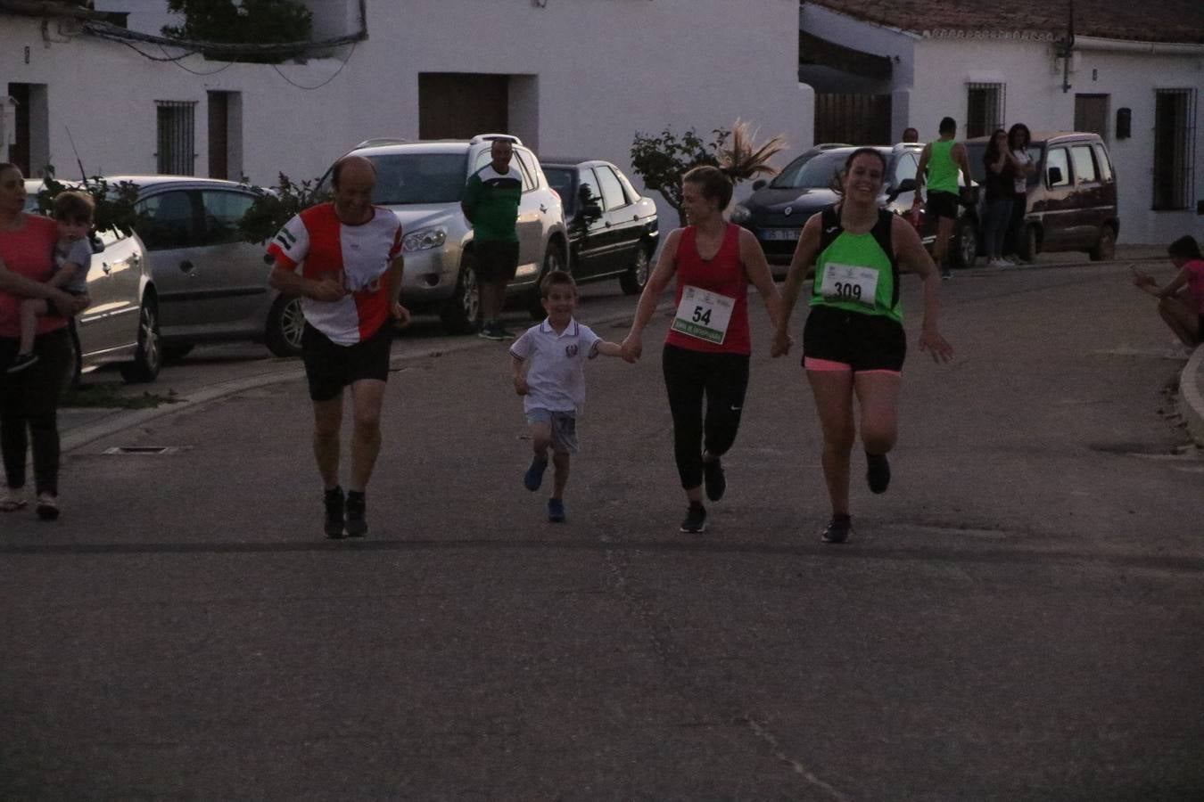 La Bazana acogió, ayer, la tercera edición de la carrera popular Juan José Galván Méndez 'Juanito'. Antonio Grillo Sánchez y María Dolores Pons Díaz fueron los vencedores de la prueba absoluta. La cita consiguió recaudar 405 euros que se destinarán, nuevamente, a la Asociación 'Todos contra la Histiocitosis'.