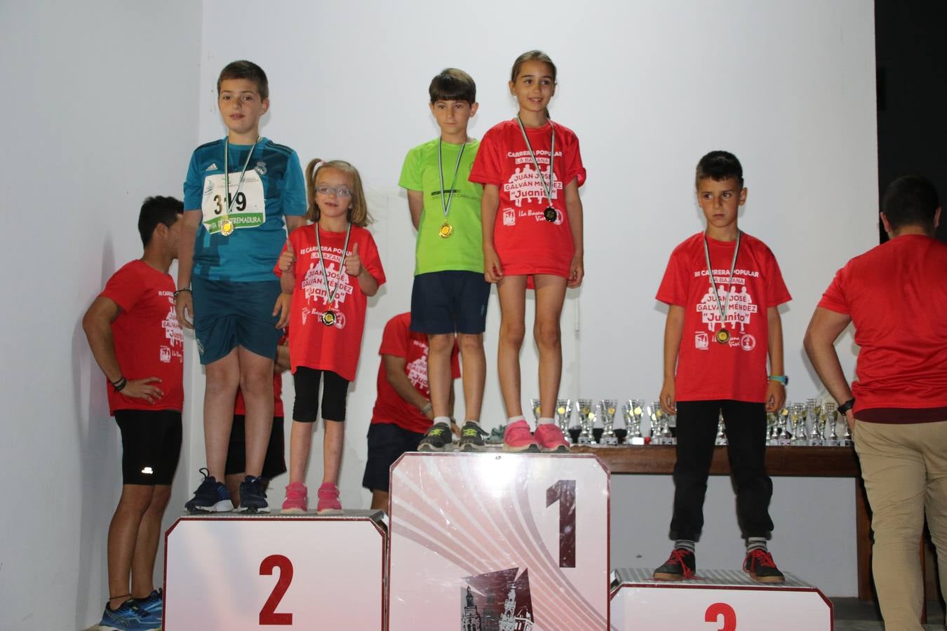 La Bazana acogió, ayer, la tercera edición de la carrera popular Juan José Galván Méndez 'Juanito'. Antonio Grillo Sánchez y María Dolores Pons Díaz fueron los vencedores de la prueba absoluta. La cita consiguió recaudar 405 euros que se destinarán, nuevamente, a la Asociación 'Todos contra la Histiocitosis'.