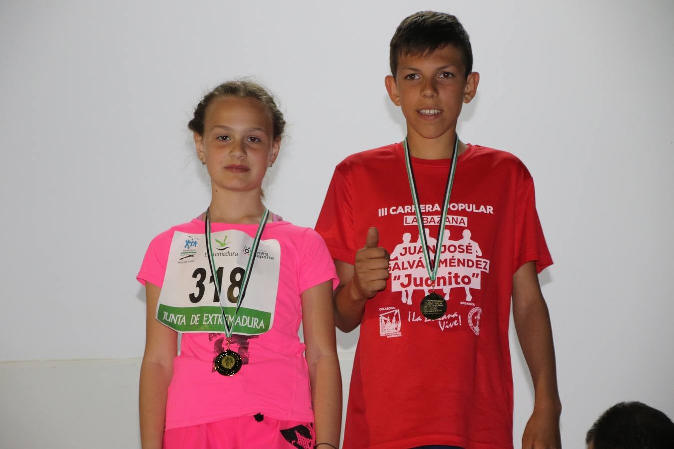 La Bazana acogió, ayer, la tercera edición de la carrera popular Juan José Galván Méndez 'Juanito'. Antonio Grillo Sánchez y María Dolores Pons Díaz fueron los vencedores de la prueba absoluta. La cita consiguió recaudar 405 euros que se destinarán, nuevamente, a la Asociación 'Todos contra la Histiocitosis'.