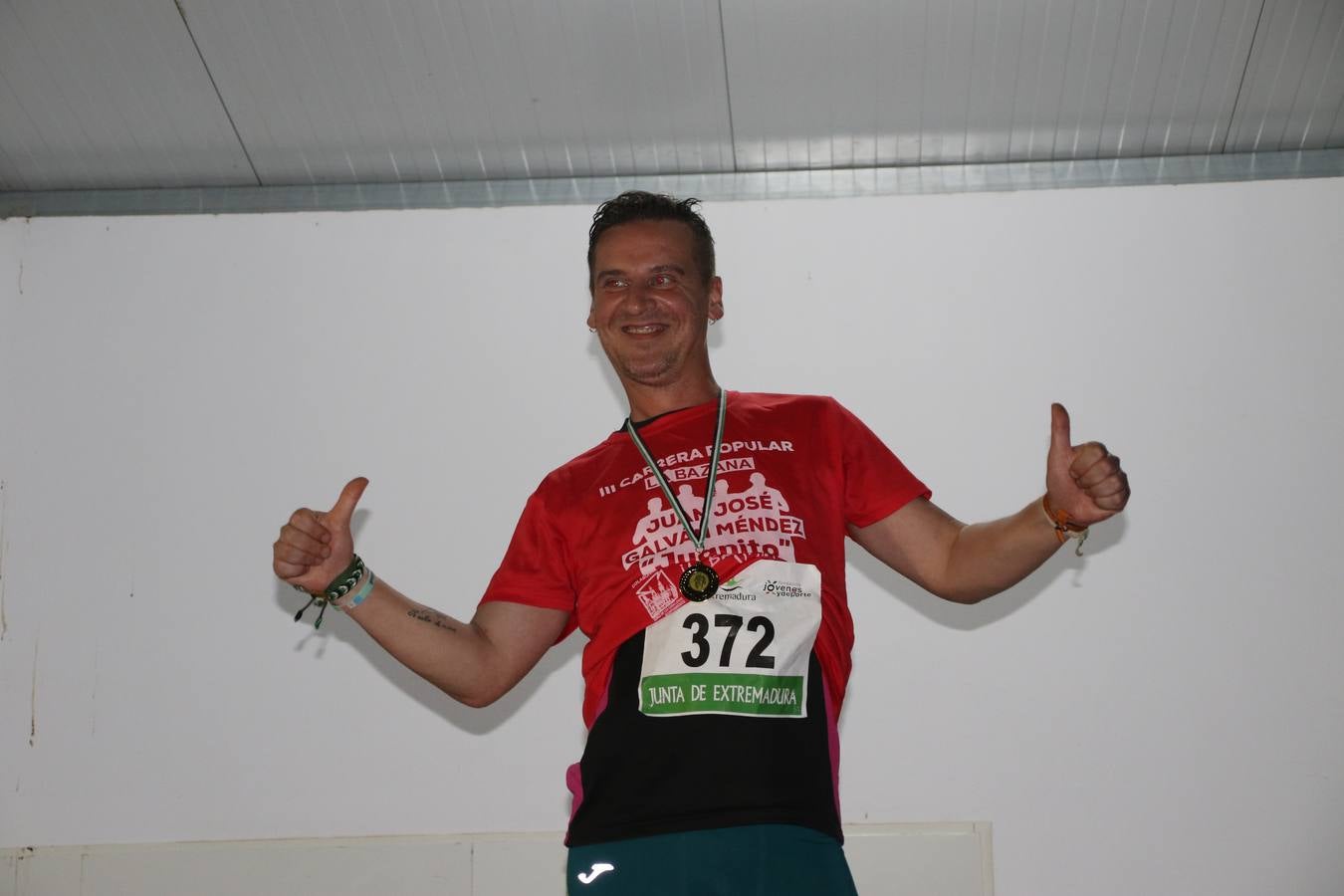 La Bazana acogió, ayer, la tercera edición de la carrera popular Juan José Galván Méndez 'Juanito'. Antonio Grillo Sánchez y María Dolores Pons Díaz fueron los vencedores de la prueba absoluta. La cita consiguió recaudar 405 euros que se destinarán, nuevamente, a la Asociación 'Todos contra la Histiocitosis'.