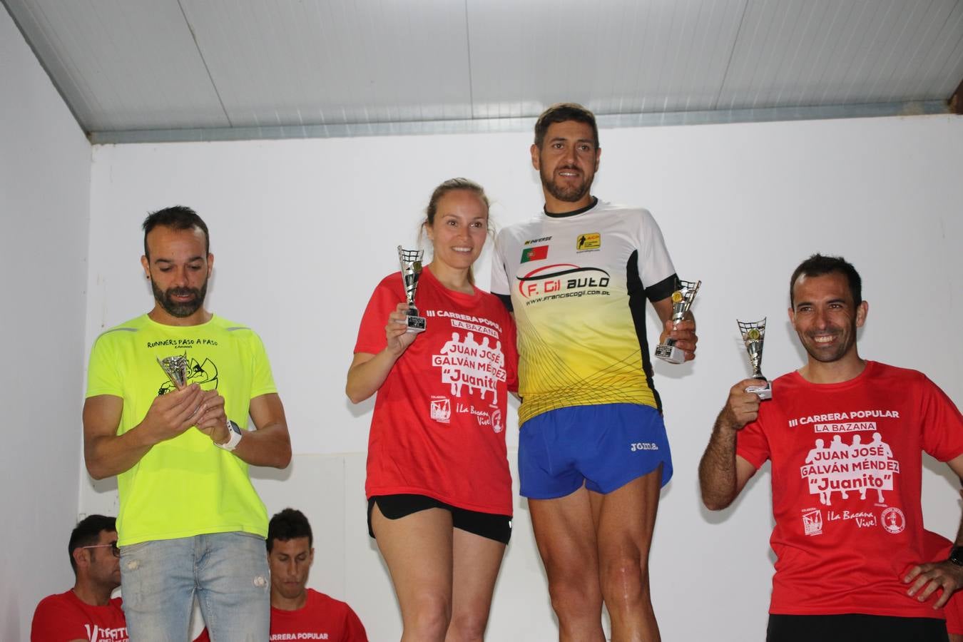 La Bazana acogió, ayer, la tercera edición de la carrera popular Juan José Galván Méndez 'Juanito'. Antonio Grillo Sánchez y María Dolores Pons Díaz fueron los vencedores de la prueba absoluta. La cita consiguió recaudar 405 euros que se destinarán, nuevamente, a la Asociación 'Todos contra la Histiocitosis'.