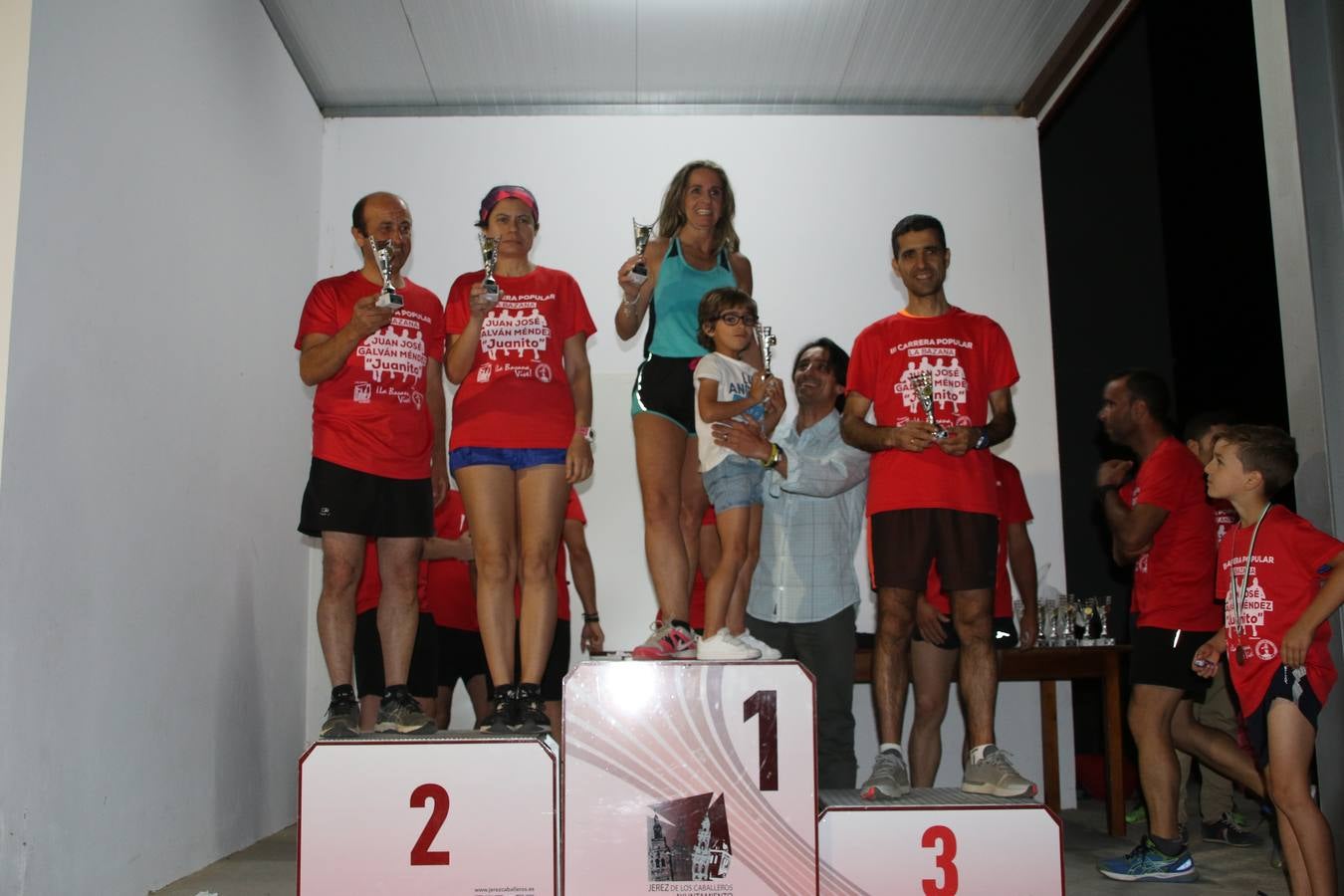 La Bazana acogió, ayer, la tercera edición de la carrera popular Juan José Galván Méndez 'Juanito'. Antonio Grillo Sánchez y María Dolores Pons Díaz fueron los vencedores de la prueba absoluta. La cita consiguió recaudar 405 euros que se destinarán, nuevamente, a la Asociación 'Todos contra la Histiocitosis'.