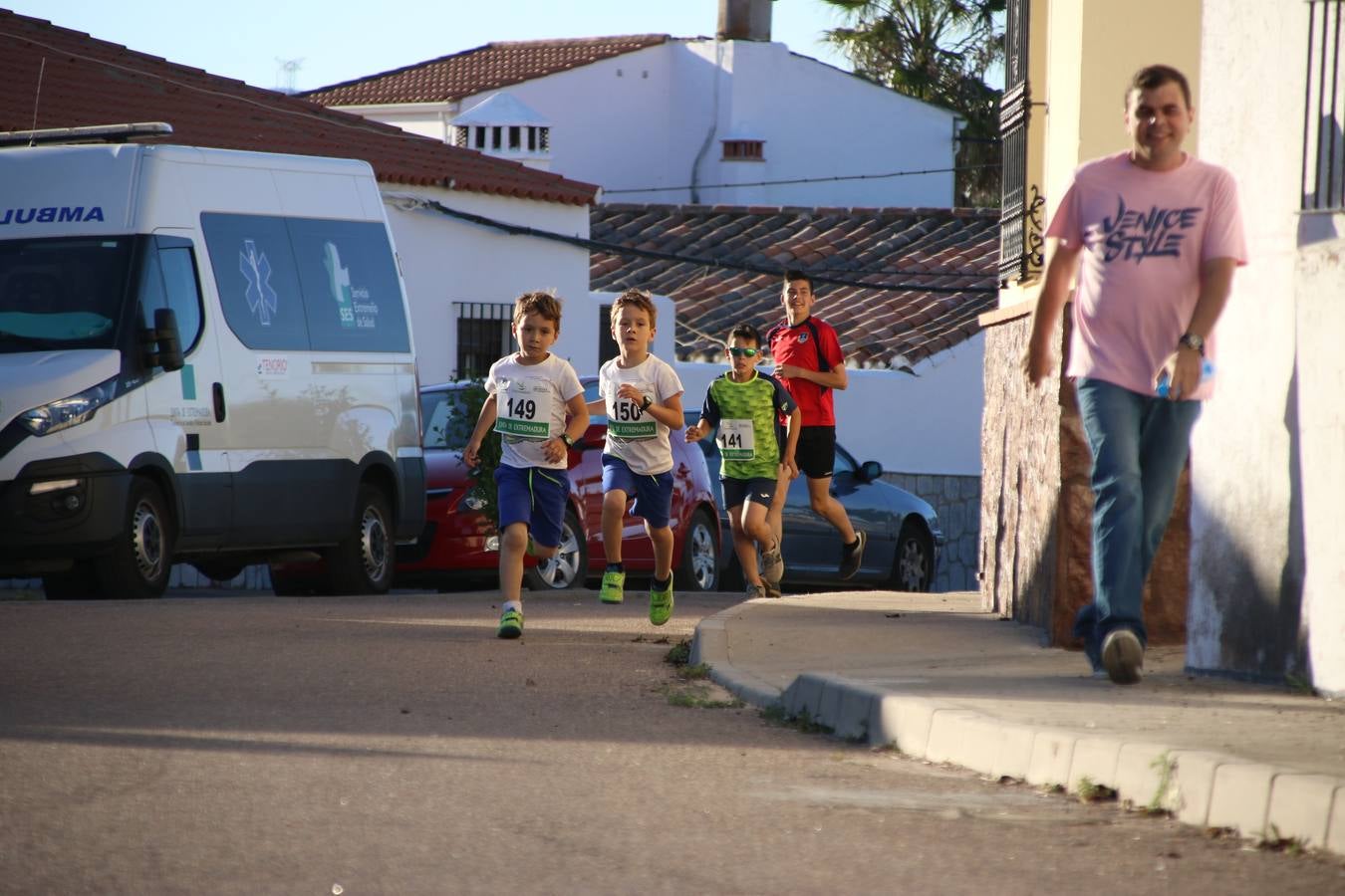 La Bazana acogió, ayer, la tercera edición de la carrera popular Juan José Galván Méndez 'Juanito'. Antonio Grillo Sánchez y María Dolores Pons Díaz fueron los vencedores de la prueba absoluta. La cita consiguió recaudar 405 euros que se destinarán, nuevamente, a la Asociación 'Todos contra la Histiocitosis'.
