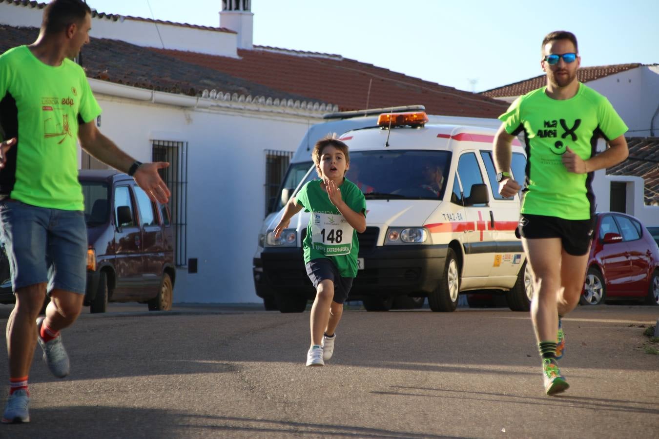 La Bazana acogió, ayer, la tercera edición de la carrera popular Juan José Galván Méndez 'Juanito'. Antonio Grillo Sánchez y María Dolores Pons Díaz fueron los vencedores de la prueba absoluta. La cita consiguió recaudar 405 euros que se destinarán, nuevamente, a la Asociación 'Todos contra la Histiocitosis'.