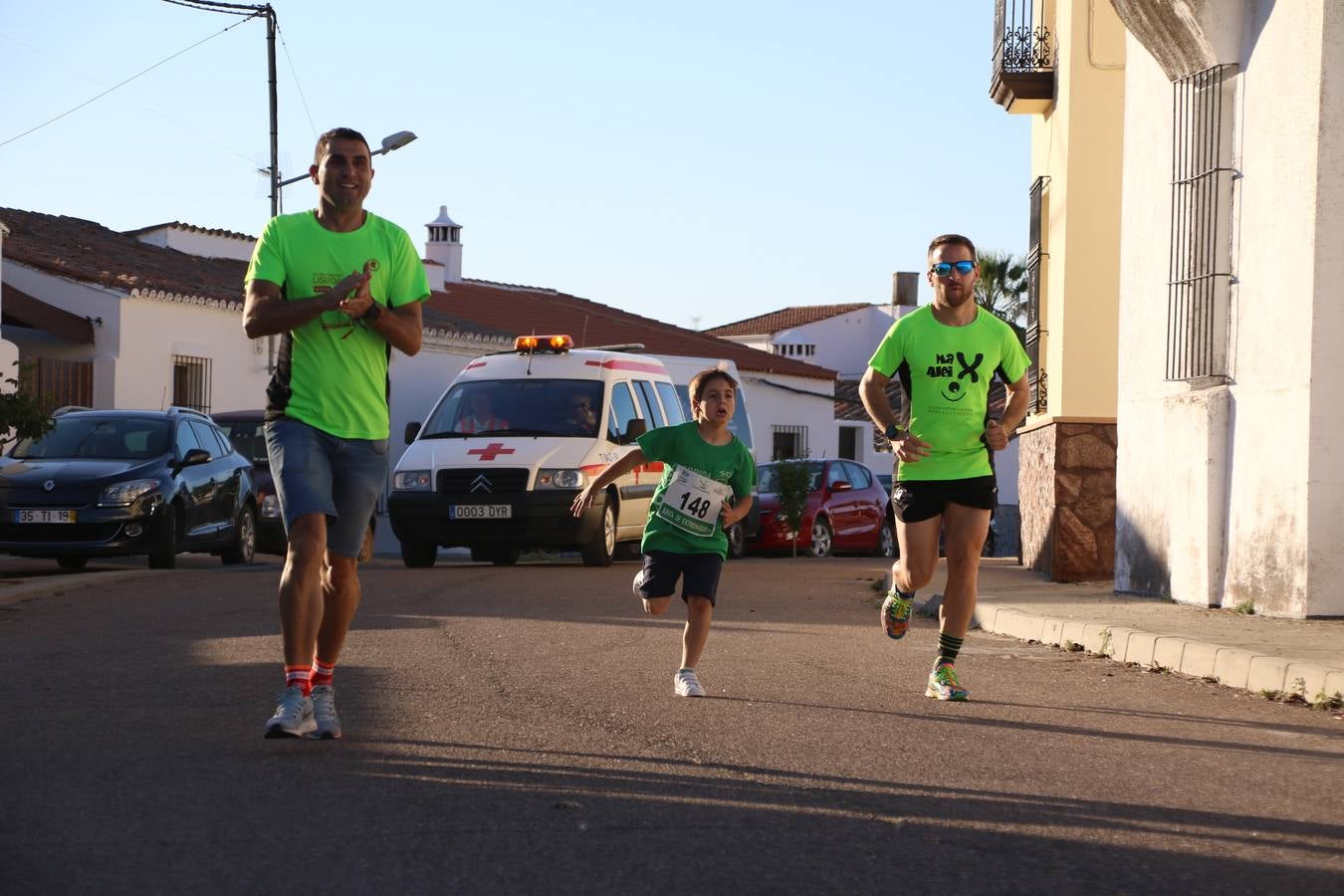 La Bazana acogió, ayer, la tercera edición de la carrera popular Juan José Galván Méndez 'Juanito'. Antonio Grillo Sánchez y María Dolores Pons Díaz fueron los vencedores de la prueba absoluta. La cita consiguió recaudar 405 euros que se destinarán, nuevamente, a la Asociación 'Todos contra la Histiocitosis'.