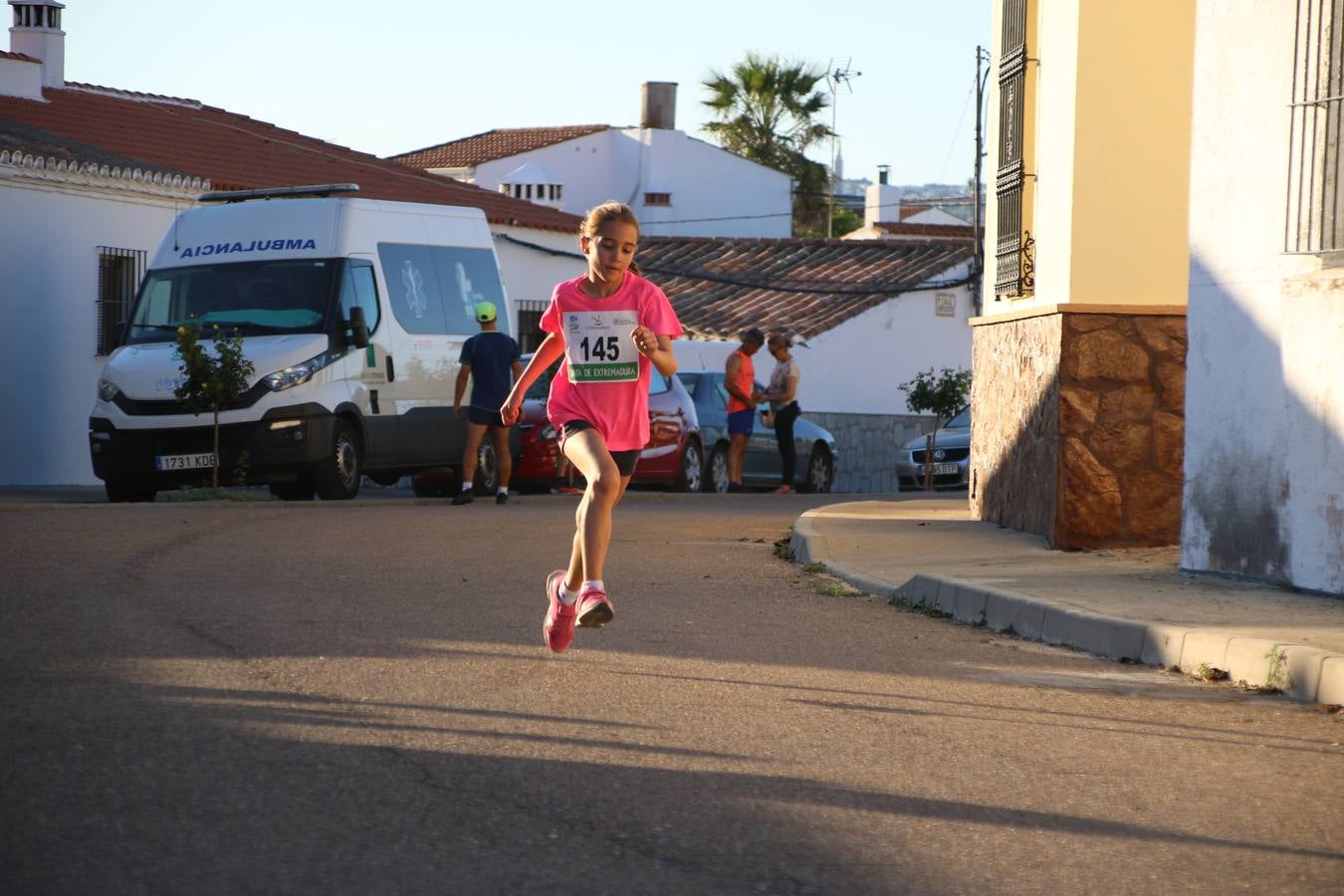 La Bazana acogió, ayer, la tercera edición de la carrera popular Juan José Galván Méndez 'Juanito'. Antonio Grillo Sánchez y María Dolores Pons Díaz fueron los vencedores de la prueba absoluta. La cita consiguió recaudar 405 euros que se destinarán, nuevamente, a la Asociación 'Todos contra la Histiocitosis'.