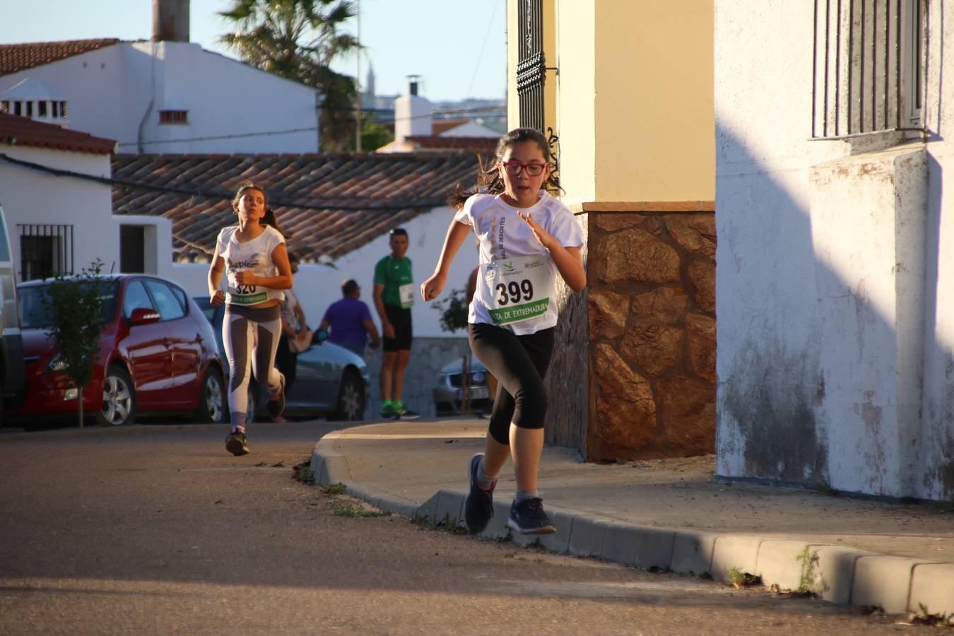 La Bazana acogió, ayer, la tercera edición de la carrera popular Juan José Galván Méndez 'Juanito'. Antonio Grillo Sánchez y María Dolores Pons Díaz fueron los vencedores de la prueba absoluta. La cita consiguió recaudar 405 euros que se destinarán, nuevamente, a la Asociación 'Todos contra la Histiocitosis'.