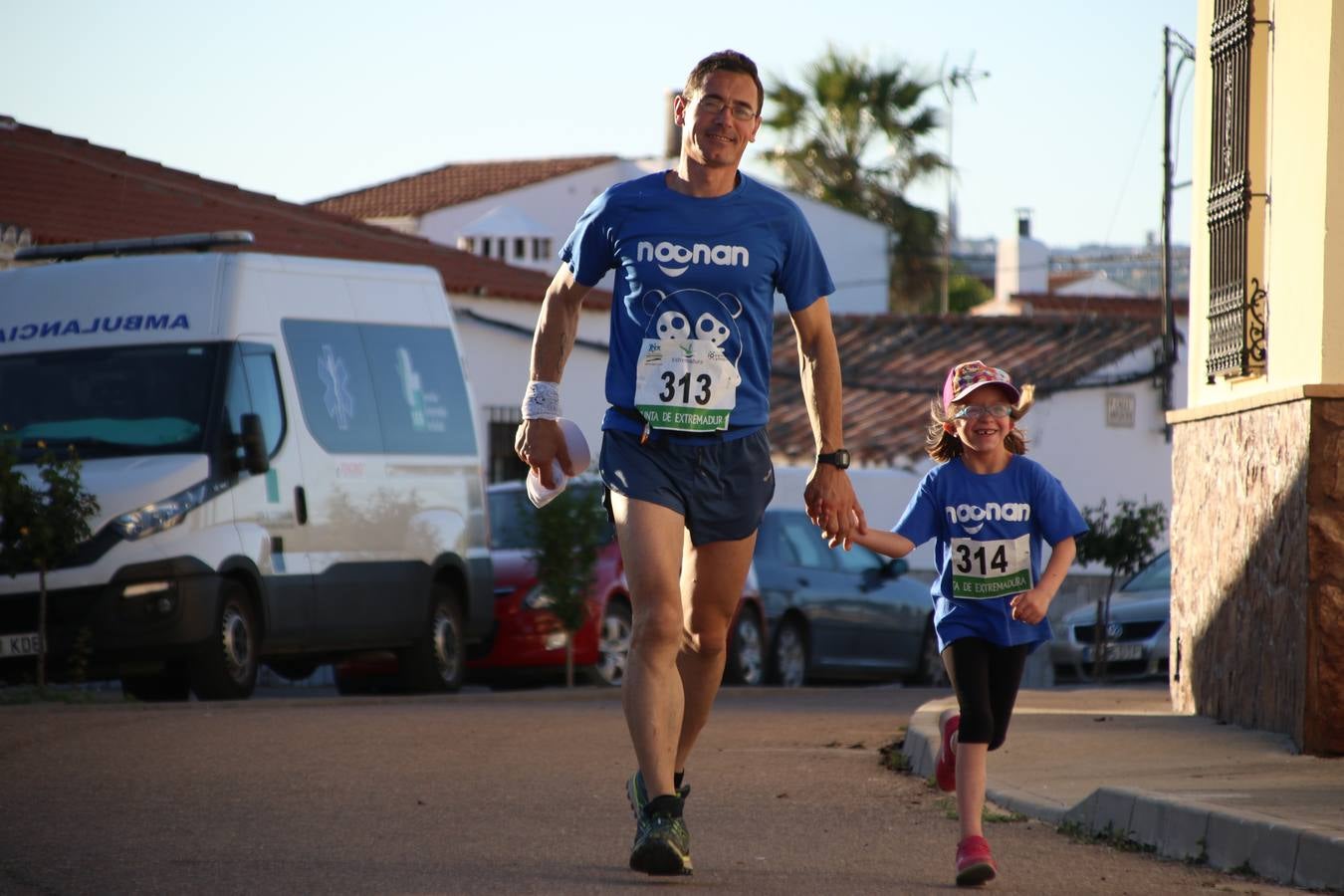 La Bazana acogió, ayer, la tercera edición de la carrera popular Juan José Galván Méndez 'Juanito'. Antonio Grillo Sánchez y María Dolores Pons Díaz fueron los vencedores de la prueba absoluta. La cita consiguió recaudar 405 euros que se destinarán, nuevamente, a la Asociación 'Todos contra la Histiocitosis'.