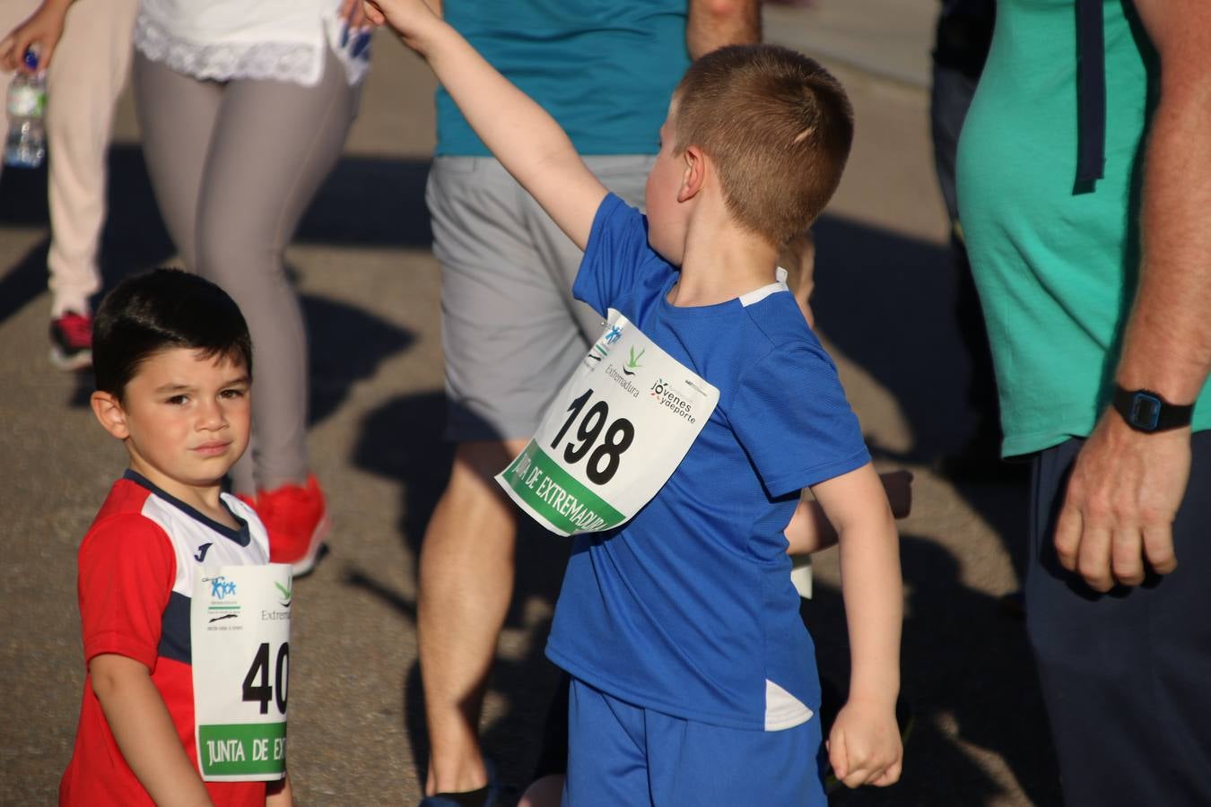 La Bazana acogió, ayer, la tercera edición de la carrera popular Juan José Galván Méndez 'Juanito'. Antonio Grillo Sánchez y María Dolores Pons Díaz fueron los vencedores de la prueba absoluta. La cita consiguió recaudar 405 euros que se destinarán, nuevamente, a la Asociación 'Todos contra la Histiocitosis'.