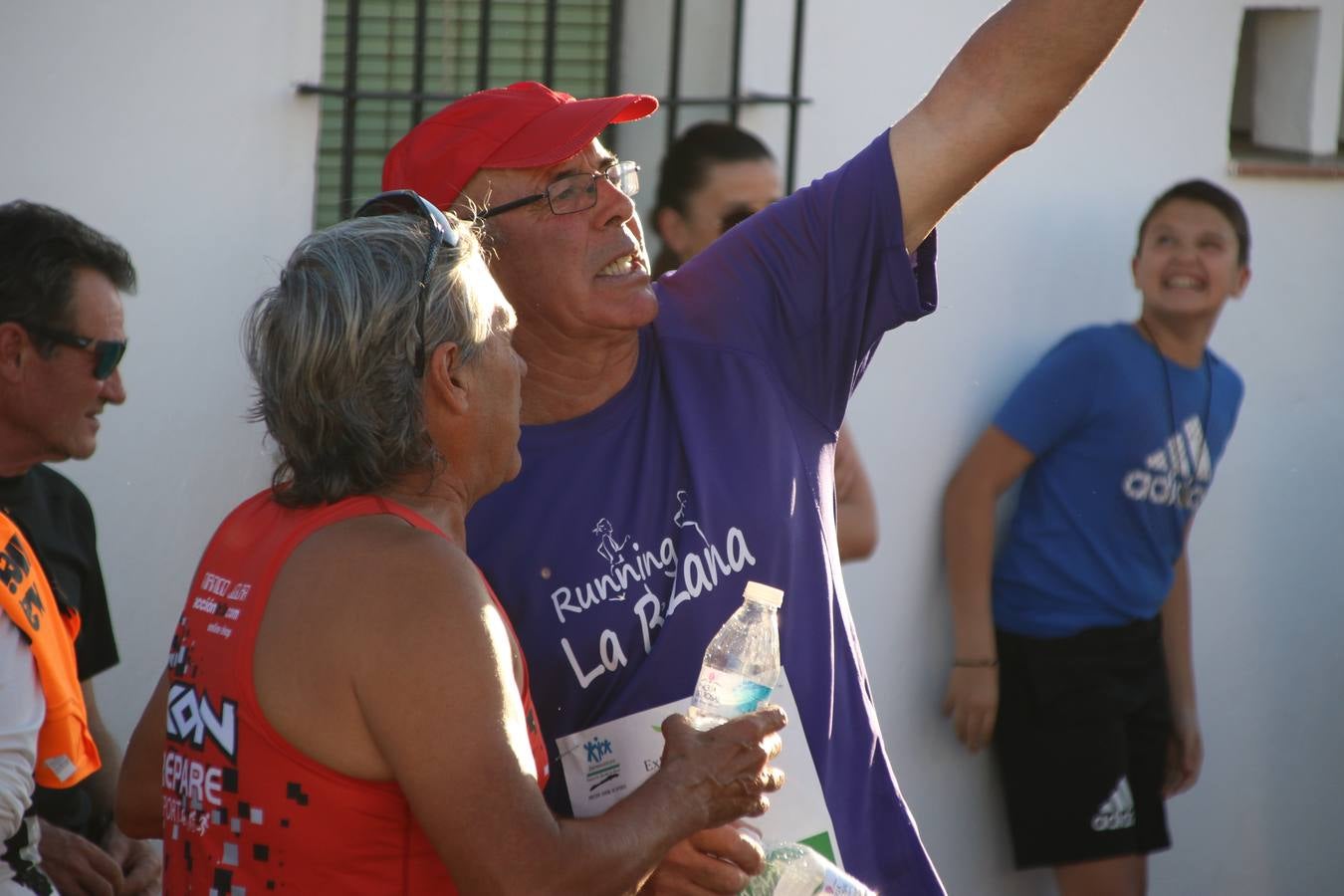 La Bazana acogió, ayer, la tercera edición de la carrera popular Juan José Galván Méndez 'Juanito'. Antonio Grillo Sánchez y María Dolores Pons Díaz fueron los vencedores de la prueba absoluta. La cita consiguió recaudar 405 euros que se destinarán, nuevamente, a la Asociación 'Todos contra la Histiocitosis'.