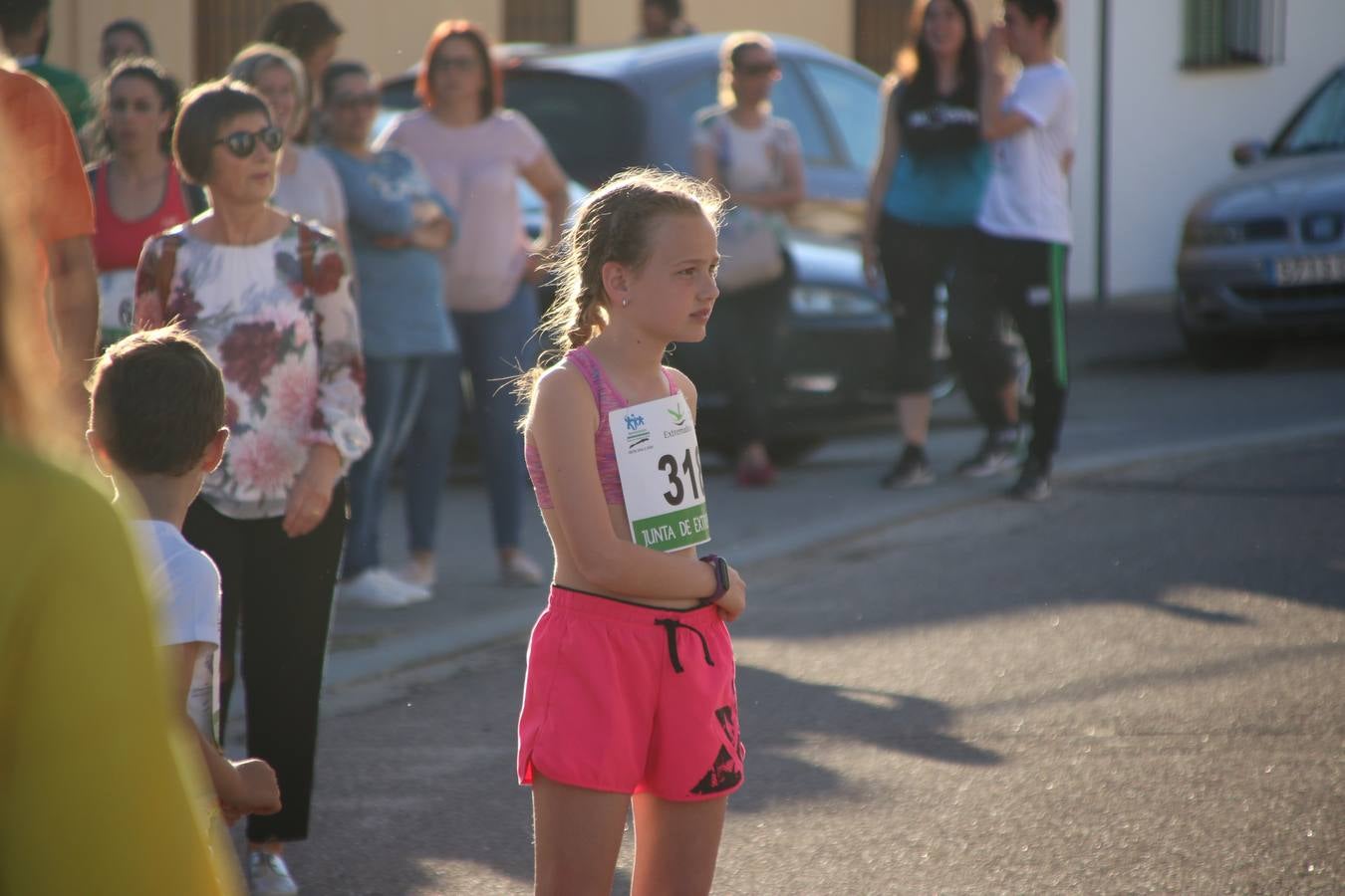 La Bazana acogió, ayer, la tercera edición de la carrera popular Juan José Galván Méndez 'Juanito'. Antonio Grillo Sánchez y María Dolores Pons Díaz fueron los vencedores de la prueba absoluta. La cita consiguió recaudar 405 euros que se destinarán, nuevamente, a la Asociación 'Todos contra la Histiocitosis'.