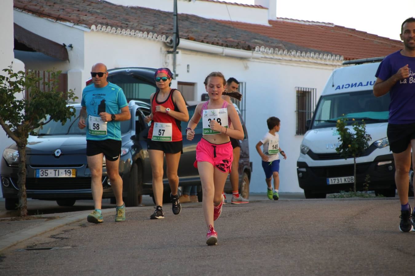 La Bazana acogió, ayer, la tercera edición de la carrera popular Juan José Galván Méndez 'Juanito'. Antonio Grillo Sánchez y María Dolores Pons Díaz fueron los vencedores de la prueba absoluta. La cita consiguió recaudar 405 euros que se destinarán, nuevamente, a la Asociación 'Todos contra la Histiocitosis'.