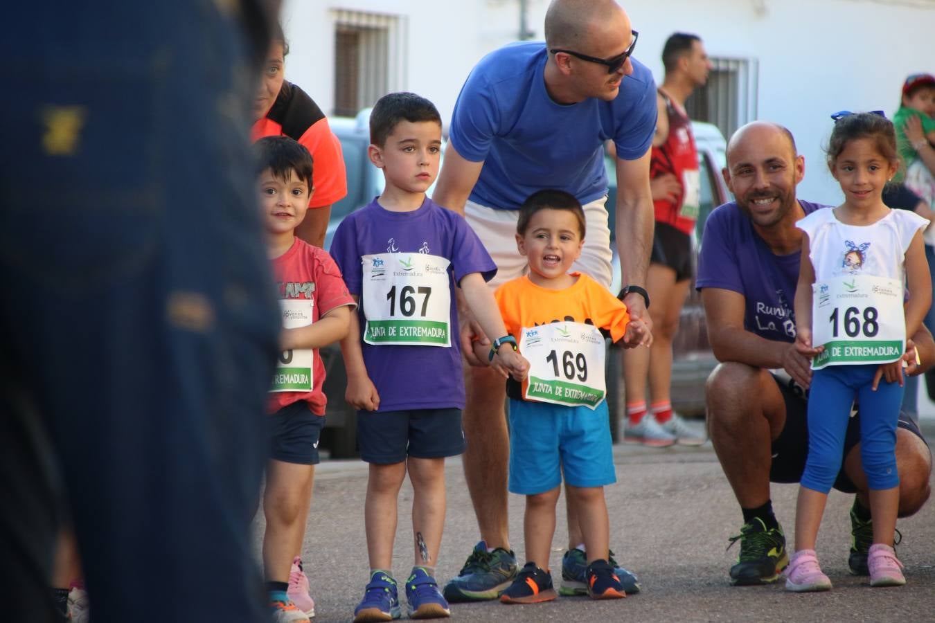 La Bazana acogió, ayer, la tercera edición de la carrera popular Juan José Galván Méndez 'Juanito'. Antonio Grillo Sánchez y María Dolores Pons Díaz fueron los vencedores de la prueba absoluta. La cita consiguió recaudar 405 euros que se destinarán, nuevamente, a la Asociación 'Todos contra la Histiocitosis'.