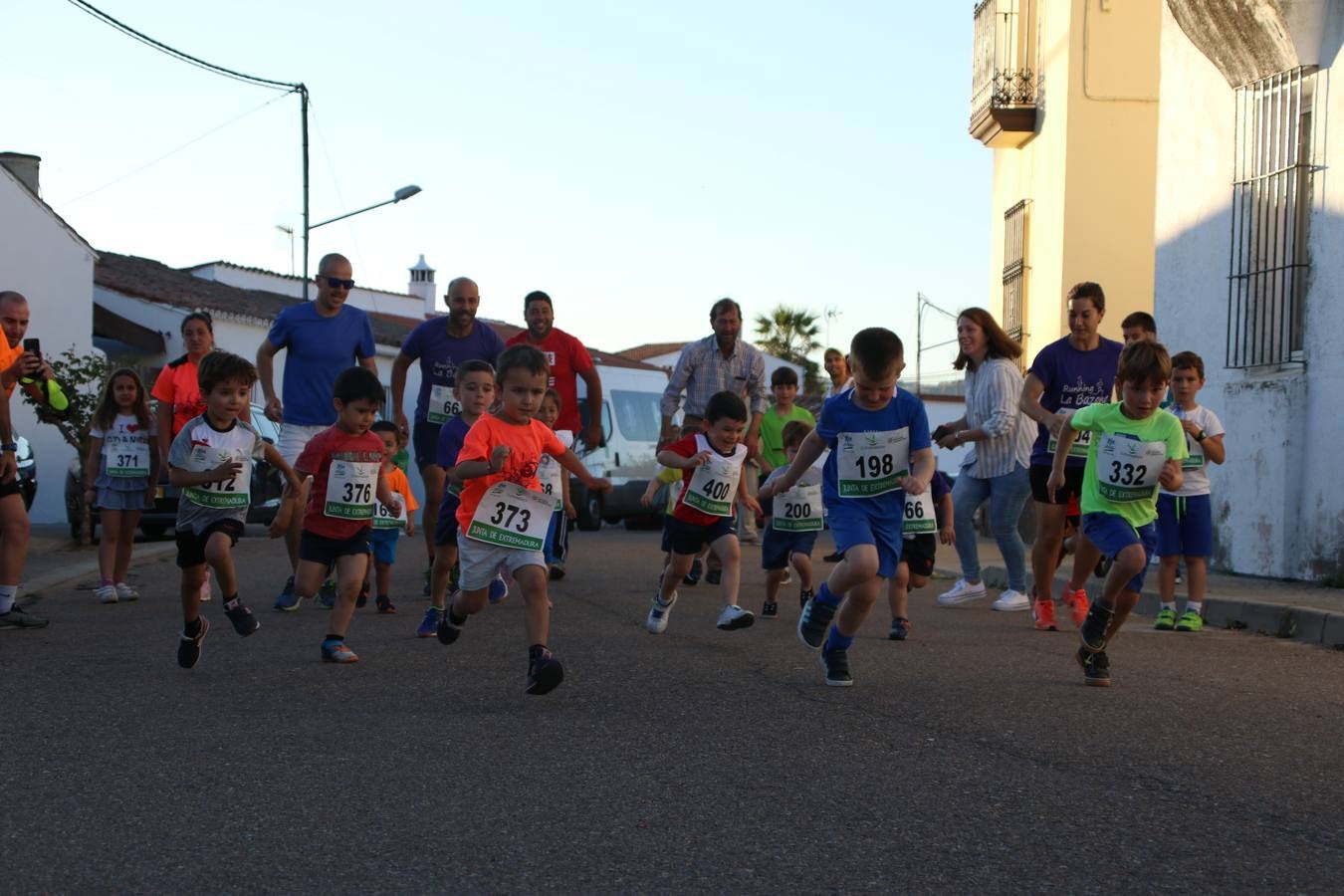 La Bazana acogió, ayer, la tercera edición de la carrera popular Juan José Galván Méndez 'Juanito'. Antonio Grillo Sánchez y María Dolores Pons Díaz fueron los vencedores de la prueba absoluta. La cita consiguió recaudar 405 euros que se destinarán, nuevamente, a la Asociación 'Todos contra la Histiocitosis'.