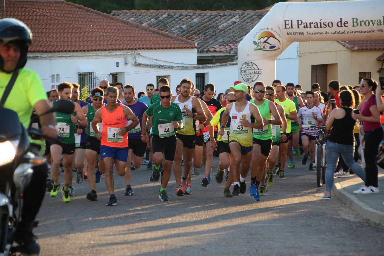 La Bazana acogió, ayer, la tercera edición de la carrera popular Juan José Galván Méndez 'Juanito'. Antonio Grillo Sánchez y María Dolores Pons Díaz fueron los vencedores de la prueba absoluta. La cita consiguió recaudar 405 euros que se destinarán, nuevamente, a la Asociación 'Todos contra la Histiocitosis'.