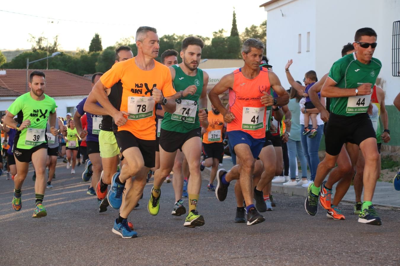 La Bazana acogió, ayer, la tercera edición de la carrera popular Juan José Galván Méndez 'Juanito'. Antonio Grillo Sánchez y María Dolores Pons Díaz fueron los vencedores de la prueba absoluta. La cita consiguió recaudar 405 euros que se destinarán, nuevamente, a la Asociación 'Todos contra la Histiocitosis'.