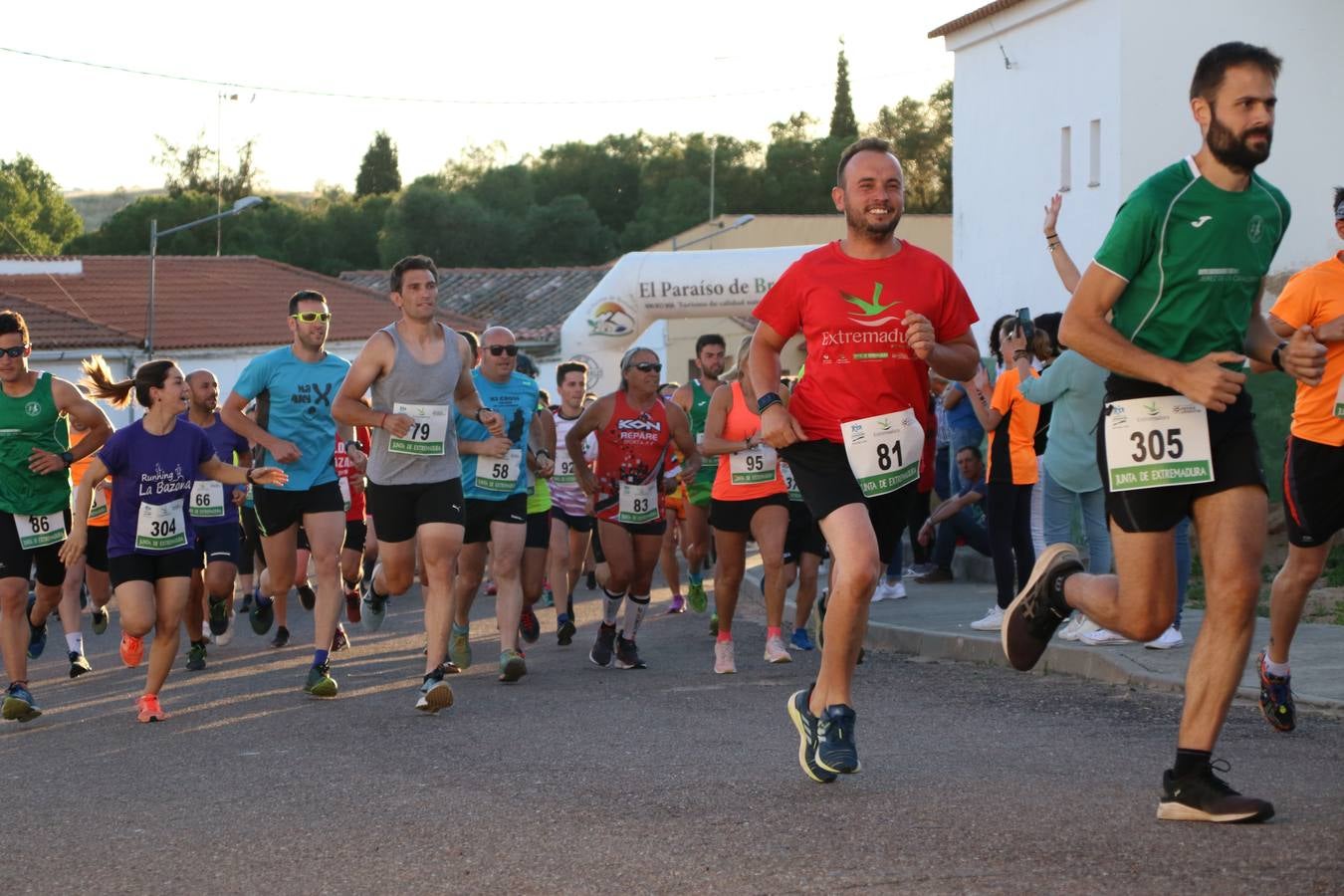 La Bazana acogió, ayer, la tercera edición de la carrera popular Juan José Galván Méndez 'Juanito'. Antonio Grillo Sánchez y María Dolores Pons Díaz fueron los vencedores de la prueba absoluta. La cita consiguió recaudar 405 euros que se destinarán, nuevamente, a la Asociación 'Todos contra la Histiocitosis'.