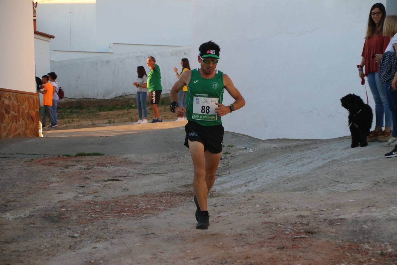 La Bazana acogió, ayer, la tercera edición de la carrera popular Juan José Galván Méndez 'Juanito'. Antonio Grillo Sánchez y María Dolores Pons Díaz fueron los vencedores de la prueba absoluta. La cita consiguió recaudar 405 euros que se destinarán, nuevamente, a la Asociación 'Todos contra la Histiocitosis'.