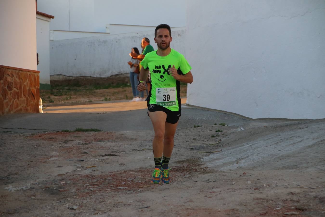 La Bazana acogió, ayer, la tercera edición de la carrera popular Juan José Galván Méndez 'Juanito'. Antonio Grillo Sánchez y María Dolores Pons Díaz fueron los vencedores de la prueba absoluta. La cita consiguió recaudar 405 euros que se destinarán, nuevamente, a la Asociación 'Todos contra la Histiocitosis'.