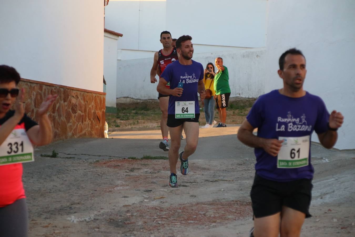La Bazana acogió, ayer, la tercera edición de la carrera popular Juan José Galván Méndez 'Juanito'. Antonio Grillo Sánchez y María Dolores Pons Díaz fueron los vencedores de la prueba absoluta. La cita consiguió recaudar 405 euros que se destinarán, nuevamente, a la Asociación 'Todos contra la Histiocitosis'.