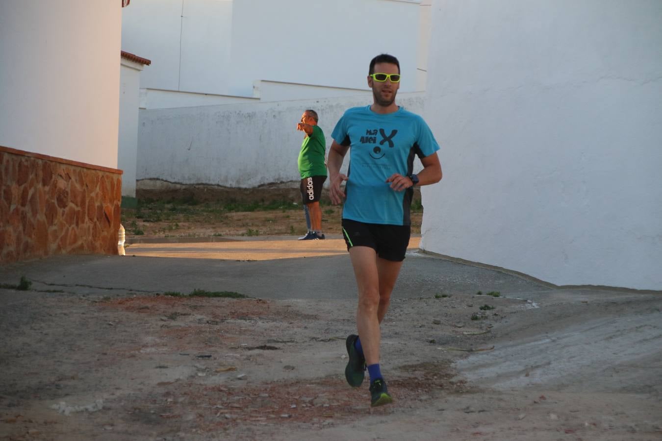 La Bazana acogió, ayer, la tercera edición de la carrera popular Juan José Galván Méndez 'Juanito'. Antonio Grillo Sánchez y María Dolores Pons Díaz fueron los vencedores de la prueba absoluta. La cita consiguió recaudar 405 euros que se destinarán, nuevamente, a la Asociación 'Todos contra la Histiocitosis'.