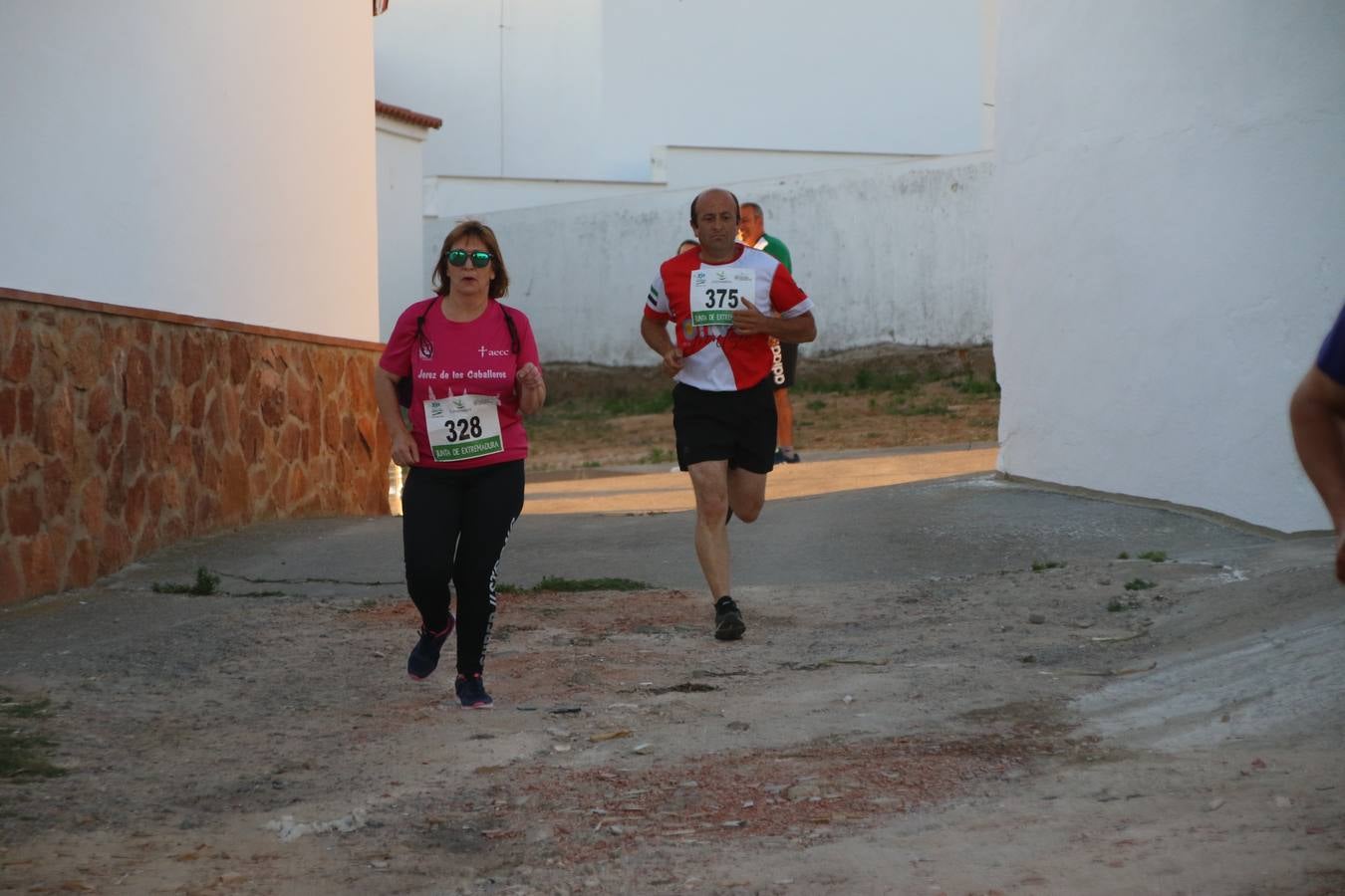 La Bazana acogió, ayer, la tercera edición de la carrera popular Juan José Galván Méndez 'Juanito'. Antonio Grillo Sánchez y María Dolores Pons Díaz fueron los vencedores de la prueba absoluta. La cita consiguió recaudar 405 euros que se destinarán, nuevamente, a la Asociación 'Todos contra la Histiocitosis'.