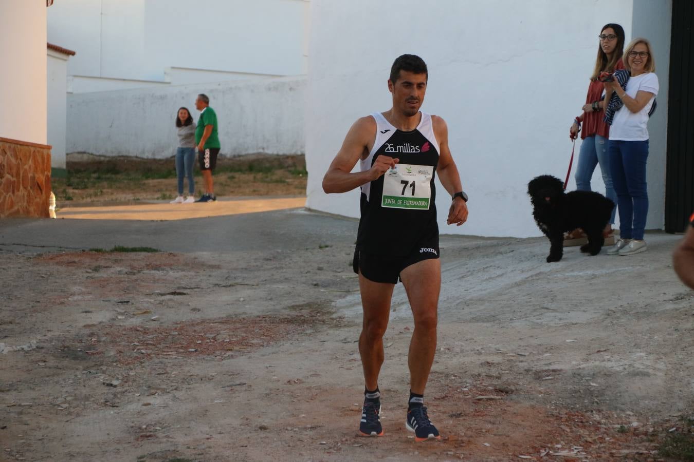 La Bazana acogió, ayer, la tercera edición de la carrera popular Juan José Galván Méndez 'Juanito'. Antonio Grillo Sánchez y María Dolores Pons Díaz fueron los vencedores de la prueba absoluta. La cita consiguió recaudar 405 euros que se destinarán, nuevamente, a la Asociación 'Todos contra la Histiocitosis'.