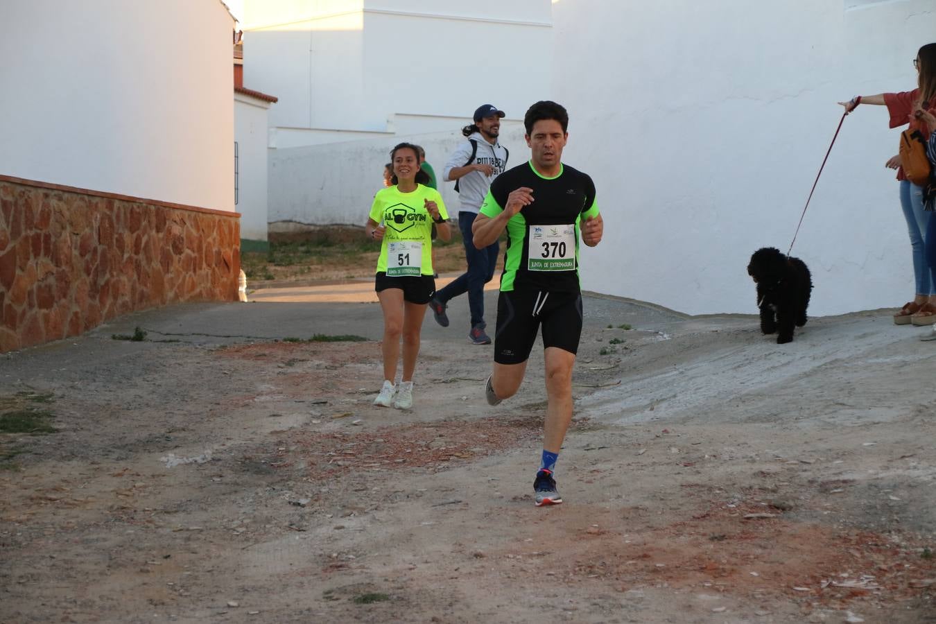 La Bazana acogió, ayer, la tercera edición de la carrera popular Juan José Galván Méndez 'Juanito'. Antonio Grillo Sánchez y María Dolores Pons Díaz fueron los vencedores de la prueba absoluta. La cita consiguió recaudar 405 euros que se destinarán, nuevamente, a la Asociación 'Todos contra la Histiocitosis'.