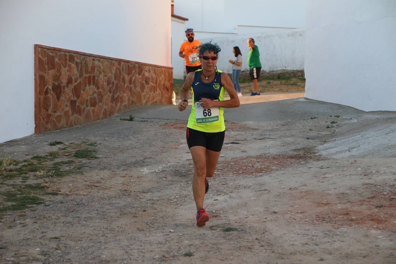 La Bazana acogió, ayer, la tercera edición de la carrera popular Juan José Galván Méndez 'Juanito'. Antonio Grillo Sánchez y María Dolores Pons Díaz fueron los vencedores de la prueba absoluta. La cita consiguió recaudar 405 euros que se destinarán, nuevamente, a la Asociación 'Todos contra la Histiocitosis'.