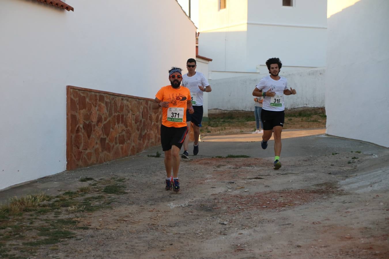 La Bazana acogió, ayer, la tercera edición de la carrera popular Juan José Galván Méndez 'Juanito'. Antonio Grillo Sánchez y María Dolores Pons Díaz fueron los vencedores de la prueba absoluta. La cita consiguió recaudar 405 euros que se destinarán, nuevamente, a la Asociación 'Todos contra la Histiocitosis'.