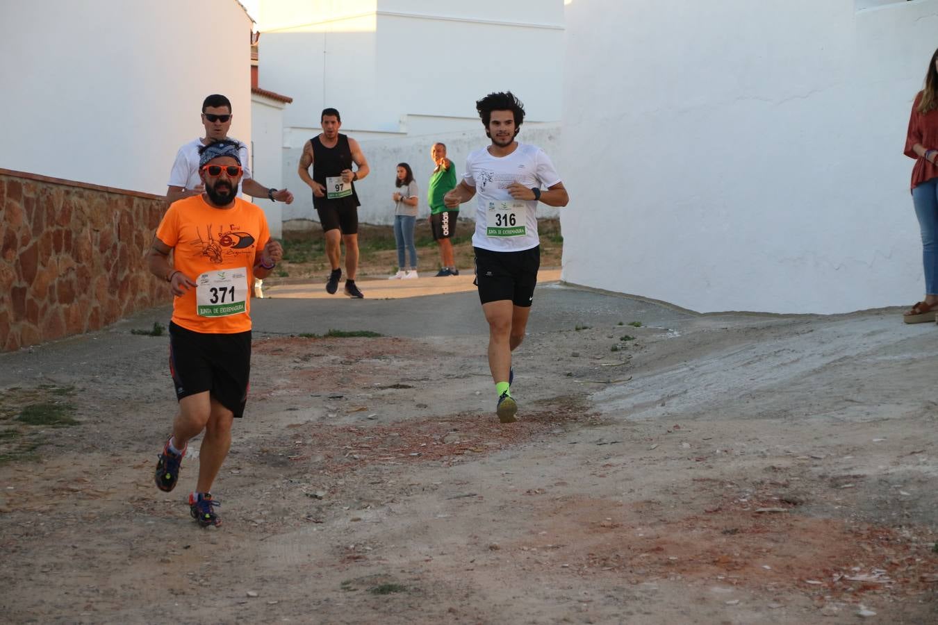 La Bazana acogió, ayer, la tercera edición de la carrera popular Juan José Galván Méndez 'Juanito'. Antonio Grillo Sánchez y María Dolores Pons Díaz fueron los vencedores de la prueba absoluta. La cita consiguió recaudar 405 euros que se destinarán, nuevamente, a la Asociación 'Todos contra la Histiocitosis'.