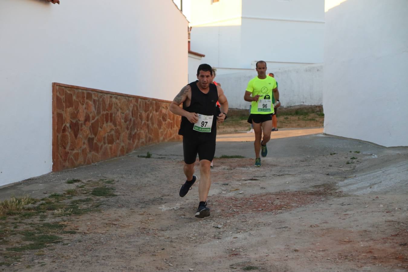 La Bazana acogió, ayer, la tercera edición de la carrera popular Juan José Galván Méndez 'Juanito'. Antonio Grillo Sánchez y María Dolores Pons Díaz fueron los vencedores de la prueba absoluta. La cita consiguió recaudar 405 euros que se destinarán, nuevamente, a la Asociación 'Todos contra la Histiocitosis'.