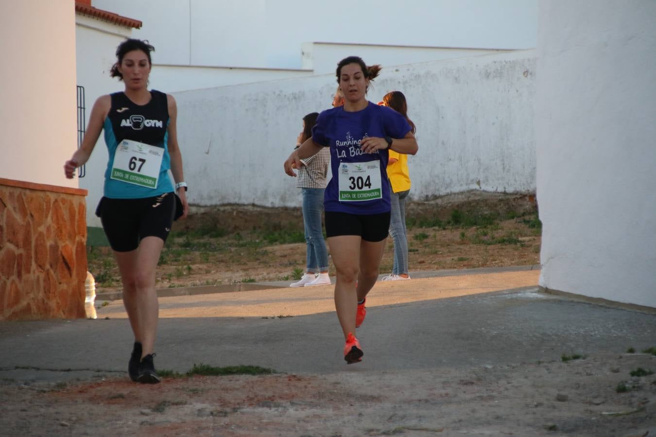 La Bazana acogió, ayer, la tercera edición de la carrera popular Juan José Galván Méndez 'Juanito'. Antonio Grillo Sánchez y María Dolores Pons Díaz fueron los vencedores de la prueba absoluta. La cita consiguió recaudar 405 euros que se destinarán, nuevamente, a la Asociación 'Todos contra la Histiocitosis'.